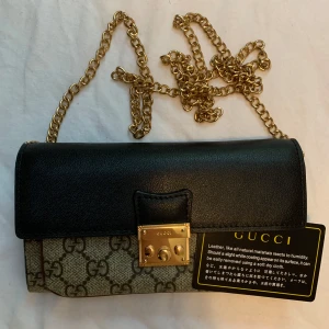 Gucci axelväska med kedja - Ekte Gucci veske. Alt på bilde følger med☺️ Pris kan diskuterast!