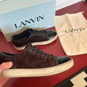 Lanvin skor - Säljer dessa vinröda skor frän lanvin. De är i hyfsat bra skick. Original box ingar. Finns aktighetsbevis. De ar UK8 som ska vara 42 men dom sitter som 43. Nypris 5000. Vid minsta lilla frága skriv.👍