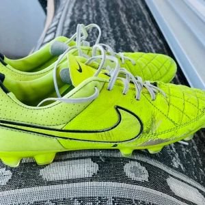  Nike Tiempo fotbollsskor - Säljer desssa Nike tempo, storlek 43 utan skosnören 