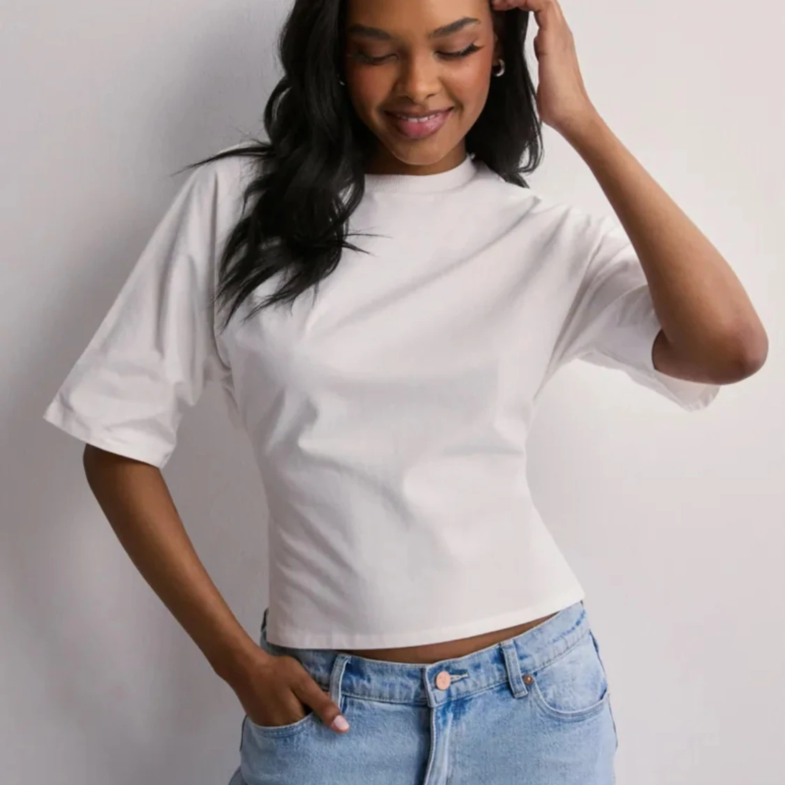 Vit T-shirt med öppen rygg  - 1