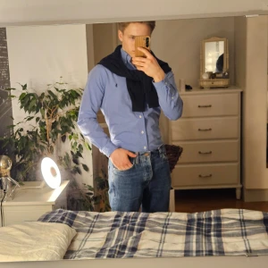 Ralph Lauren skjorta nyskick  - Säljer denna toppenskjorta från Ralph Lauren.🐎  Otroligt bra skick, bara använd några gånger. 10/10☀️  Storlek small, slim fit  Längd 73 Bredd 45  Pm vid frågor 😄