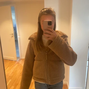 Brun teddyjacka med dragkedja - Säljer min superfina och sköna teddyjacka från hm. Jackan är i mycket bra skick. Storlek S. 🩷