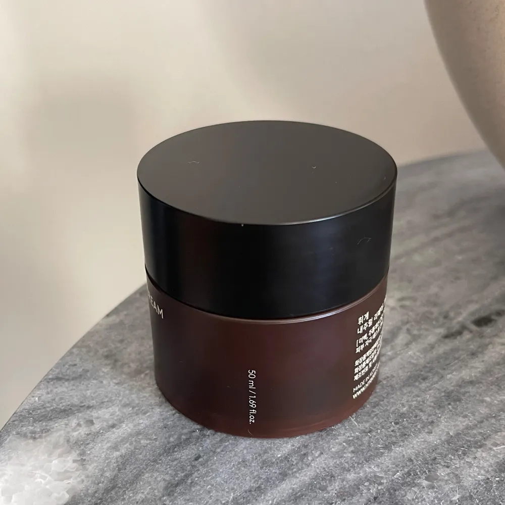 Säljer denna populära ansiktskrämen på 50ml (full size) från Hyggee, köpt på Glowid. Ger lyster och näring, passar alla hudtyper. Nypris är 449 kr!. Beauty.