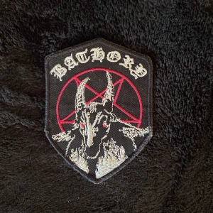 Bathory patch - Patch med bathory geten. Suttit på en gammal väst men är inte så sliten alls. Måtten är 8,5 cm i höjd och 6cm brädd