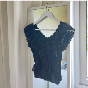 Svart volangtopp - Så fin volangtopo från zara🥰 lite använd men inga defekter. 