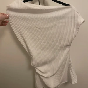 Asymmetrisk topp Zara - Elegant asymmetrisk topp från Zara som inte kommer till användning och är endast testad. Den har varit jättepopulär och är slutsåld på hemsidan🥰