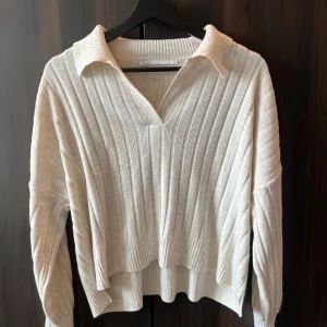 Beige ribbad tröja från ONLY - En tunt stickad tröja i fint skick från ONLY med skjortkrage. Är i storlek M men sitter mer som en S, hör av er om ni vill ha bilder med den på 😃 katt finns i hemmet! 