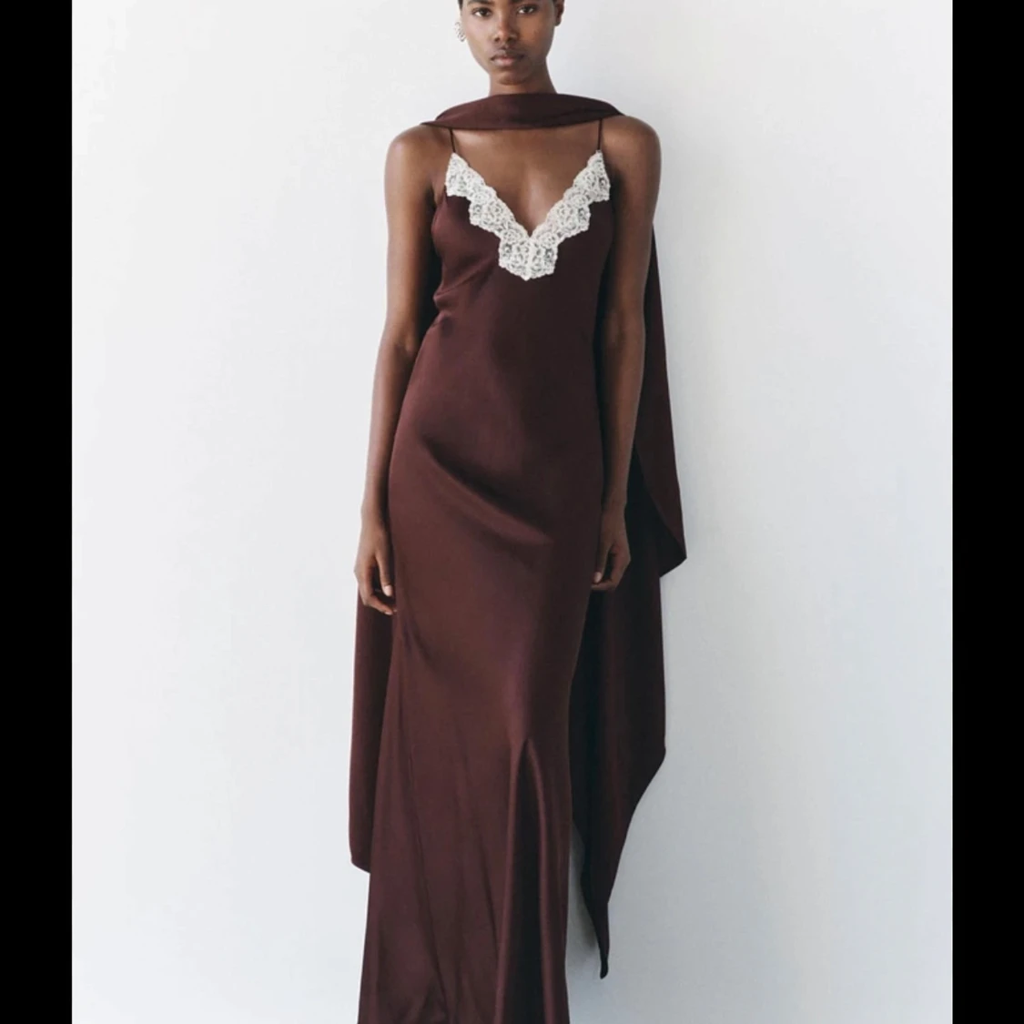 Söker  långklänning med spetsdetaljer