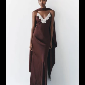 Söker  långklänning med spetsdetaljer - Söker den klänning från zara storlek L