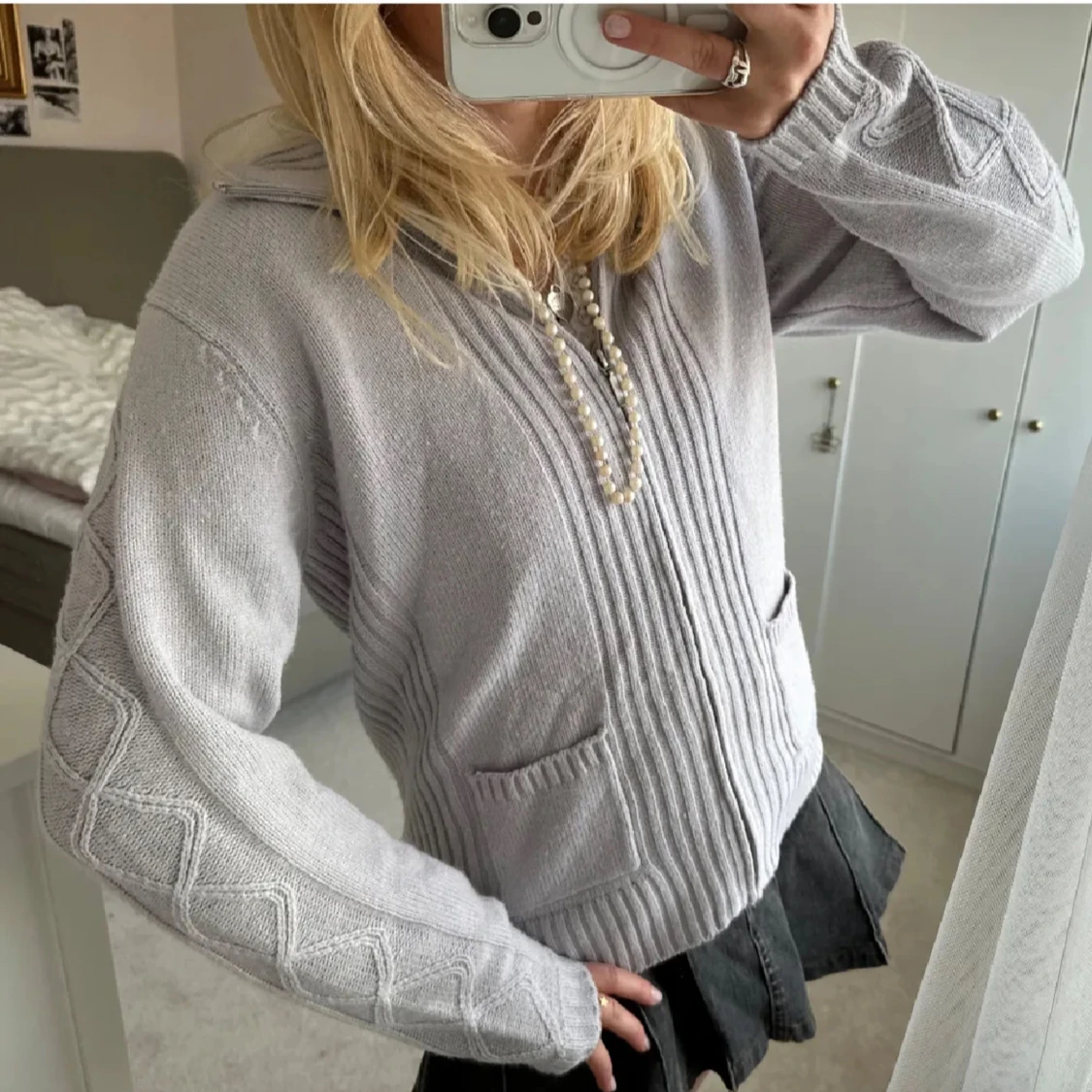 Ljusgrå stickad kofta med dragkedja