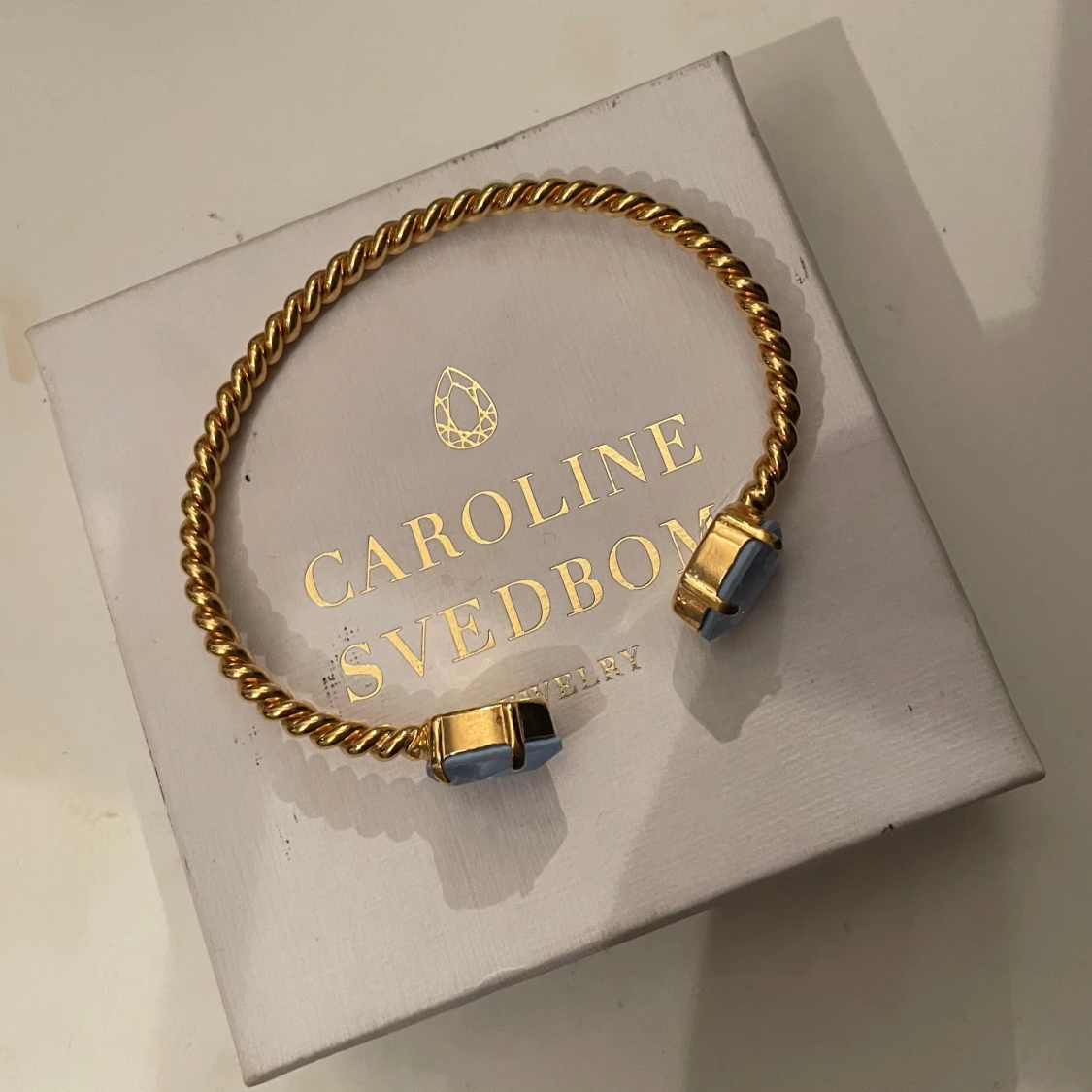 Guldarmband med blå stenar från Caroline Svedbom - 2