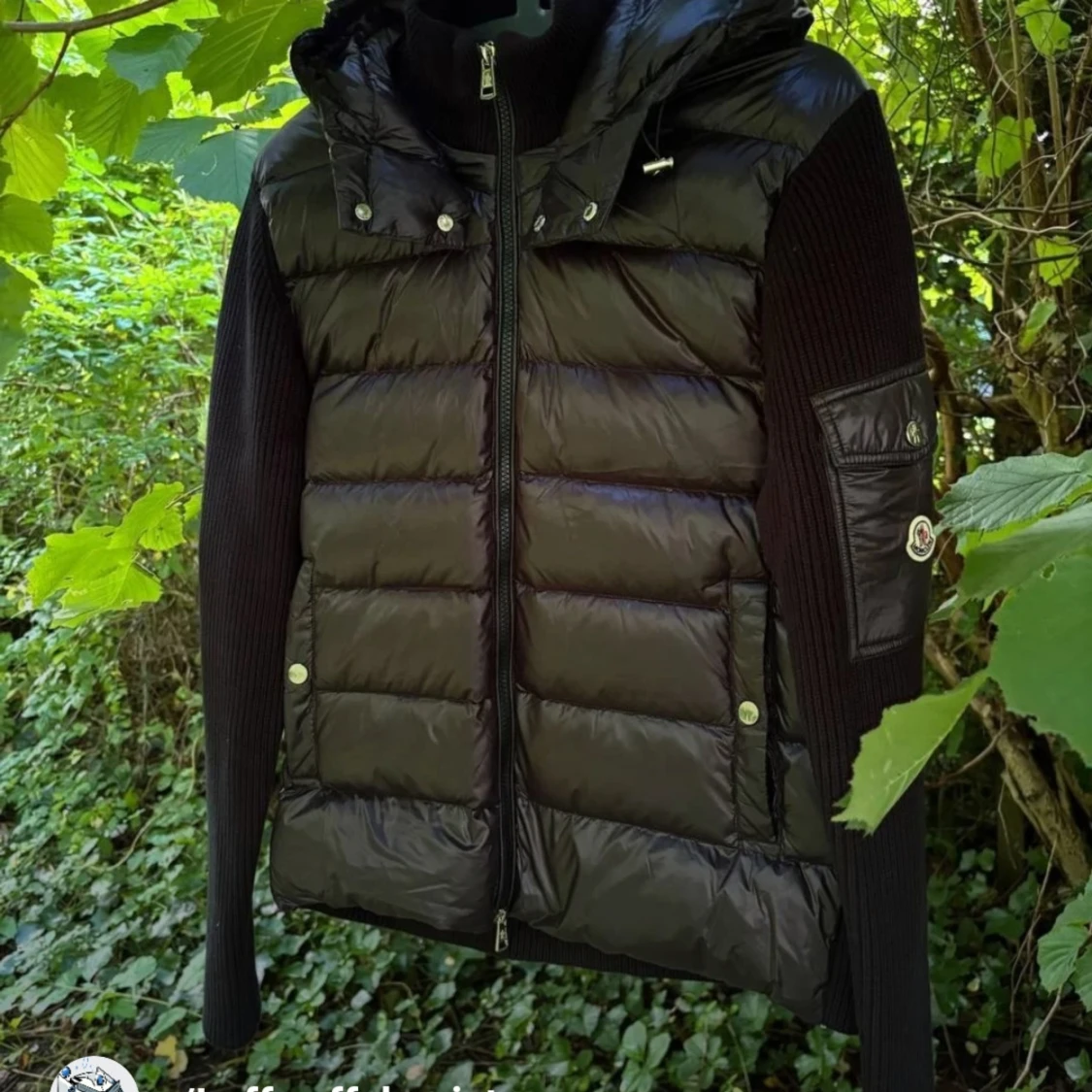 Svart pufferjacka med stickade ärmar - 1