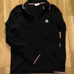 Moncler pike - Äkta moncler pike. Knappt använd. Färg svart och storlek S