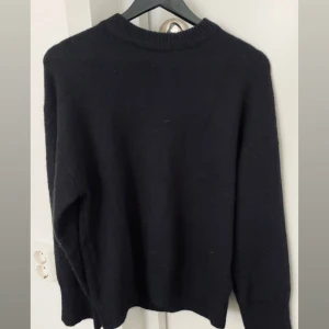 Stickad tröja - Säljer denna overzized stickade tröja då den bara används 3 gånger. Jag är S och den är lite stor på mig. Kan gå ner i pris vid snabbt köp:)