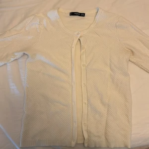 Söt vit kofta  - it kofta från Mango Basics. Koftan har en fin textur och knappar framtill. Använd 1- 2 ggr