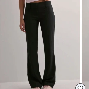 Svarta kostymbyxor -  svarta lågmidjade kostymbyxor från Nelly. Nästan aldrig använda. Köpte för 399 kr