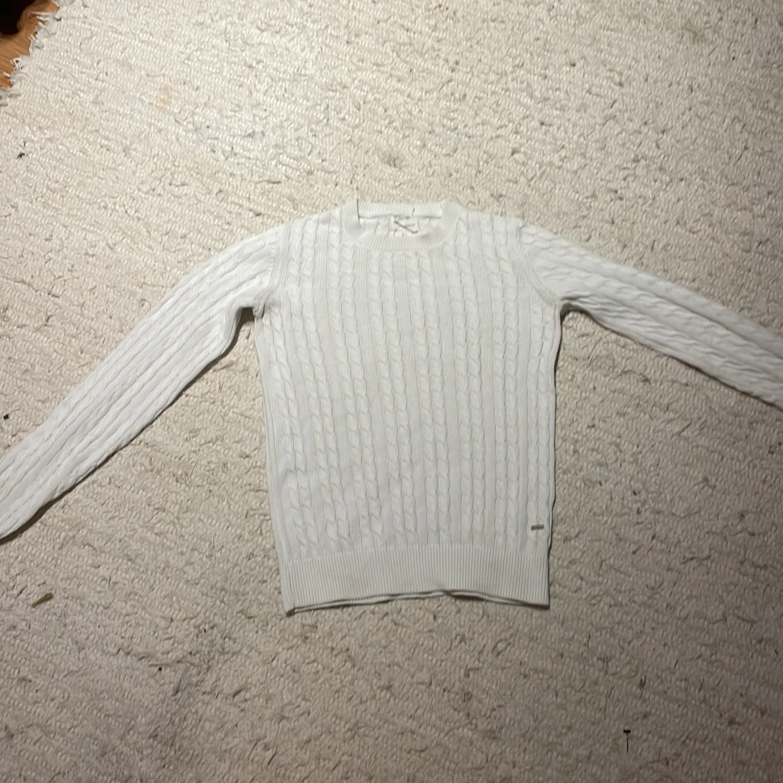 Vit stickad tröja från Holly & Whyte