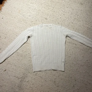 Vit stickad tröja från Holly & Whyte - jättefin stickad tröja ifrån holly & whyte❣️