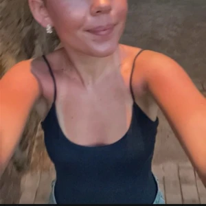 Blå grå body zara - Snugg populär body från Zara, blågrå i verkligheten, man kan både klä upp o ner! Skriv för mer bilder❤️