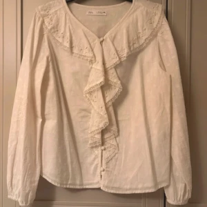 zara blus - en jättesöt blus ifrån zara! passar mig som brukar ha xs!