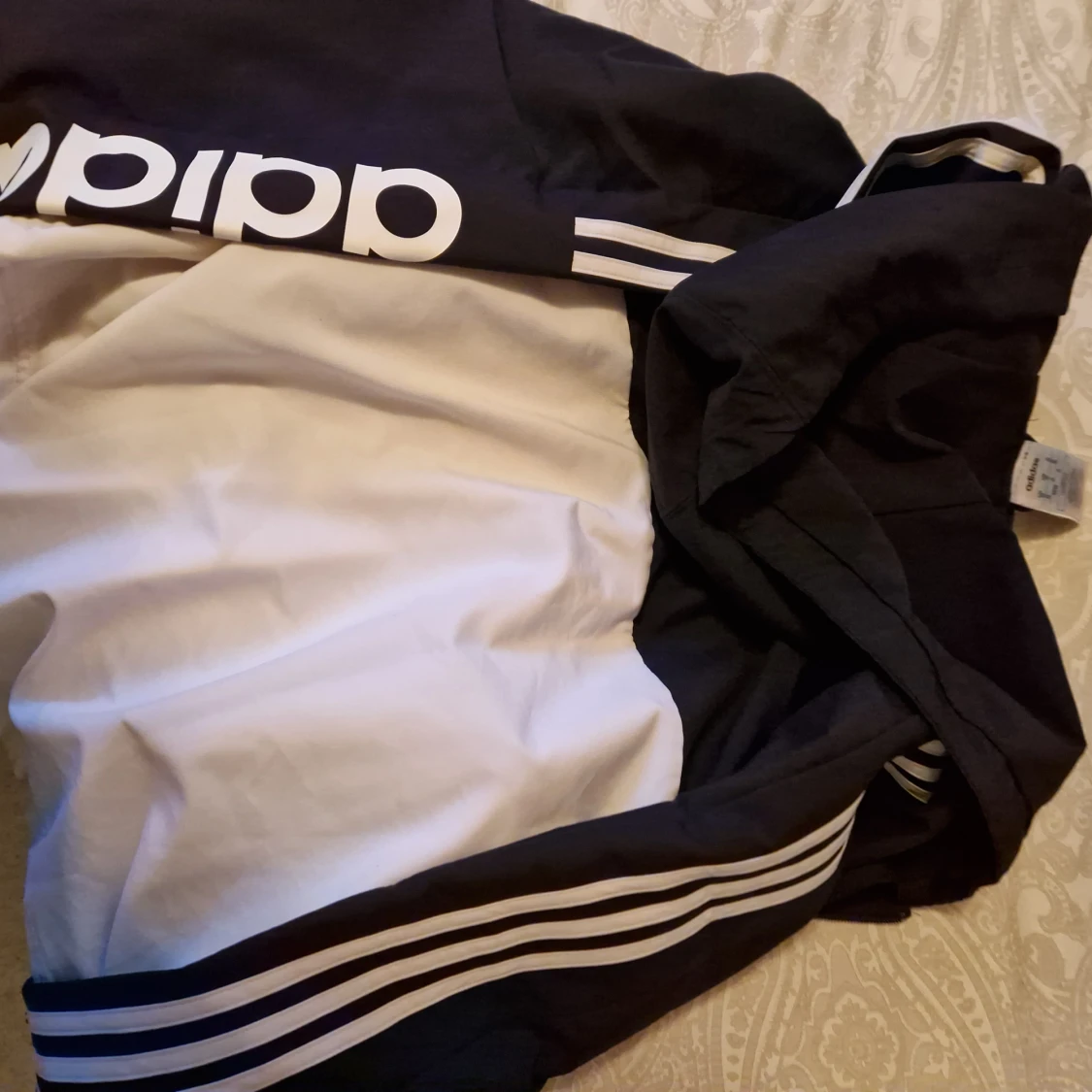 Svart och vit vindjacka från Adidas