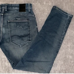 Jack & Jones Jeans - Säljer dessa feta Jack & Jones Jeans från Jack & Jones jeans i modell Comfort Fit/ Mike🌟 Säljer pågrund av att dem inte passar mig längre☺️ Skriv vid funderingar eller fler bilder💯☺️