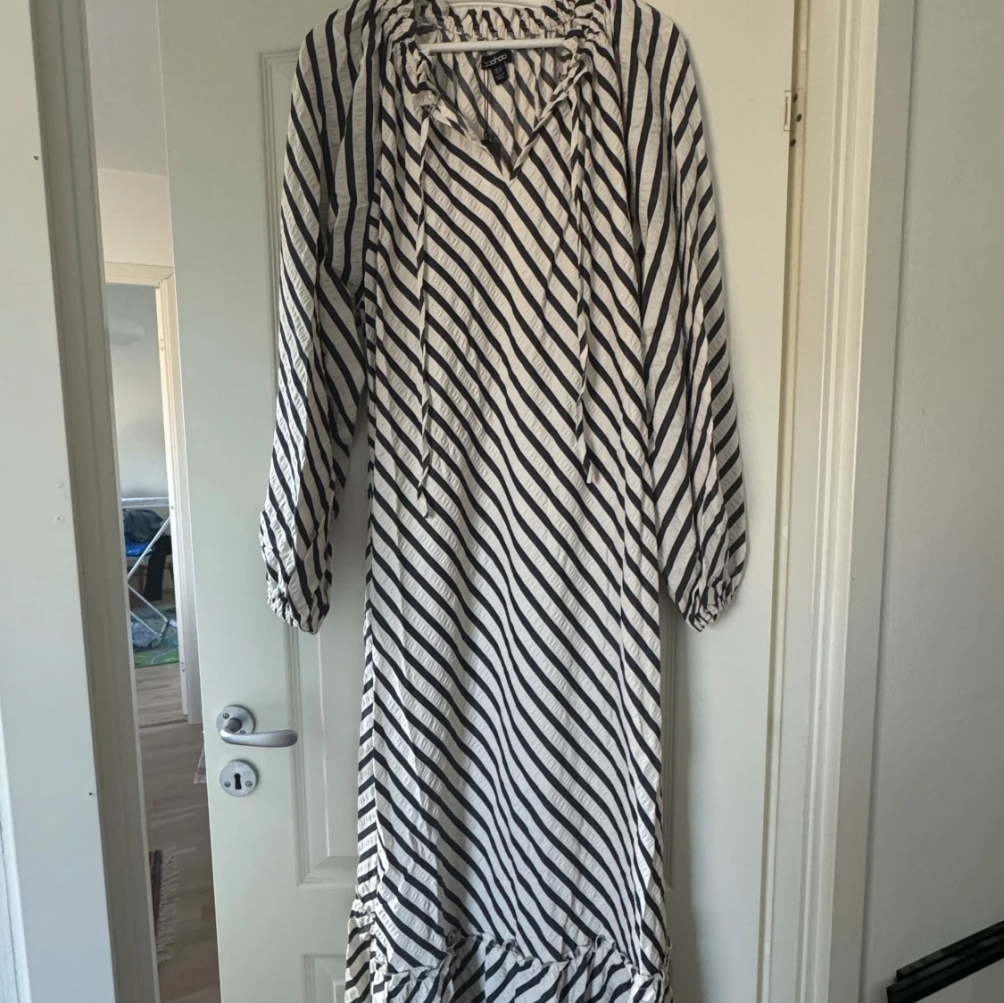 Randig långklänning med knytband