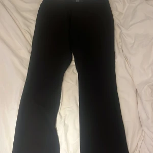 Lågmidjade kostymbyxor  - Jätte snygga lågmidjade kostymbyxor från bikbok💕 de är i storlek 42 men passar lite oversized på mig som har 38
