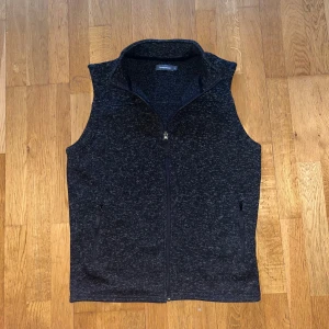 FEEET FLEECE VÄST - Tvär det fleece väst från dressman i mycket bra skick | Inga defekter(Ny utan prislapp) | As skönt foder inuti | Väldigt lik den trendiga Patagonia västen | Hör av er vid minsta fundering 🤗