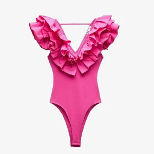 Rosa body - Snygg rosa body med volangdetaljer. Supernice passform och bekväm, använd 1 gång🫶