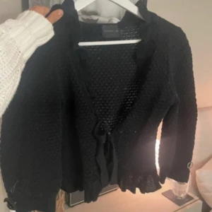 Knyt kofta/bolero - Jättefin kofta som man knyter fram! Den är lite kortare i armarna så man perfekt ser alla smycken på armarna! 💗passar xs-s!