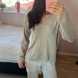 Stickad v-ringad tröja, Vero Moda - Stickad beige v-ringad tröja i superskick. Säljer pga att den tyvärr inte kommer till användning längre. Hör av er om ni har fler frågor!