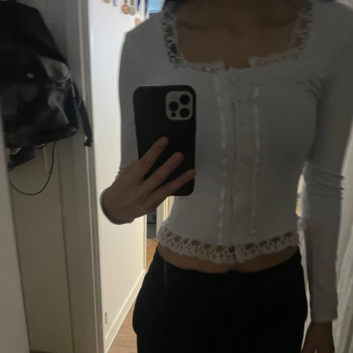 Vit långärmad topp med spetsdetaljer - 1