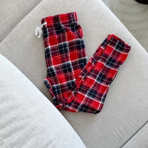 Rutiga pyjamasbyxor ❤️🤍💙 - Ett par rutiga pyjamasbyxor från MyWear i storlek S använda en gång, finns några trådar som sticker ut som har blivit efter tvätt! FÖRST TILL KVARN!💙🤍❤️(BUNDLERABATT VID KÖP AV FLER ARTIKLAR!)