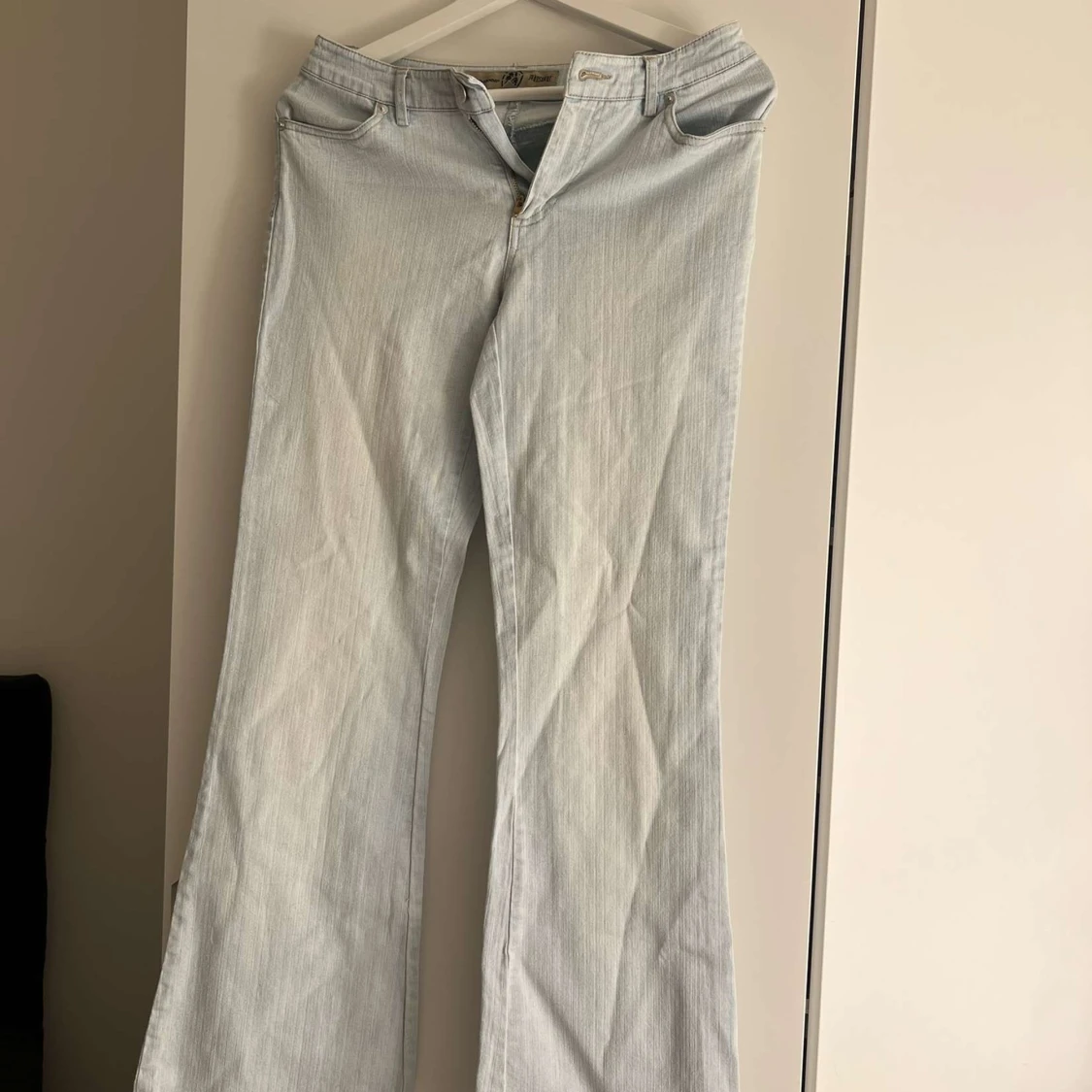 Ljusblå bootcut jeans