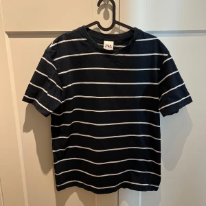 Zara T-shirt  - Randig Zara T-shirt i bra skick 