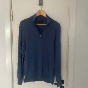 Blå tröja med dragkedja från Massimo Dutti - Säljer en stilren blå tröja från Massimo Dutti i merinoull. Tröjan har en halv dragkedja vid halsen och långa ärmar. Perfekt för en elegant och bekväm look. Väldigt skönt och exklusivt material. Nypris cirka 1200kr. Storleken är L men passar M. Skriv om ni har några övriga frågor🙌