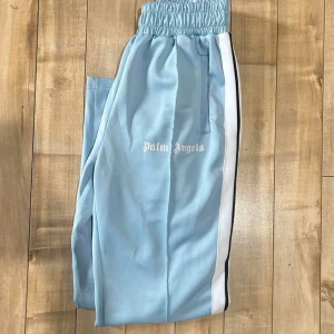 Light blue PA - Snygga light blue byxor från PA. Storlek Small. 