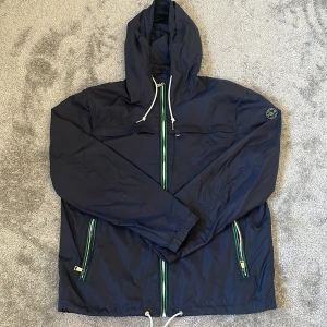 Marinblå Polo Ralph Lauren windbreaker. - Tja! Säljer nu den här stilrena och snygga Windbreakern från Polo Ralph Lauren, Storlek M, Färg marinblå, Skick 9/10, Nypris cirka 2500kr nu endast för 949kr! Hör av er vid minsta lilla fråga eller fundering! 
