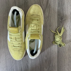 Valentino flycrews  - Snygga gröna sneakers från Valentino jätte fint skick och bara använda några gånger storlek 39 passar även 40