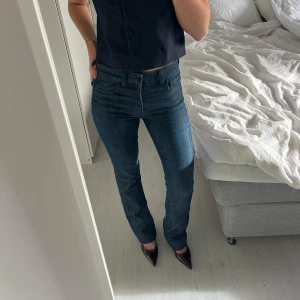 Mörkblå jeans - Mörkblå jeans, medel hög midja. De är inte riktigt jeans material, de är mer stretchiga och knäppningen är som på kostymbyxor 