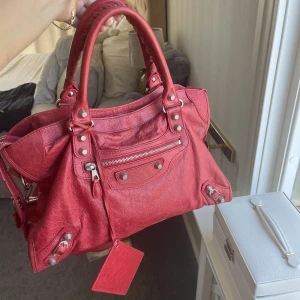 Balenciaga city bag - Supersnygg balenciaga väska. Skriv för bilder på den då den är  lite sliten  på framsidan och prisförslag 