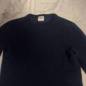 100% Cashmere tröja - Hej säljer nu min knappt använda Kashmir tröja. Den är i storlek S och köpt från John Henric. Skriv gärna om det finns funderingar. Skick: 9/10. Nypris: 2100 kr