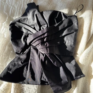 Svart rosett topp - Korsett liknande topp med rosett fram från h&m, slutsåld på hemsidan  💓 Dragkedja i ryggen och supersnygg