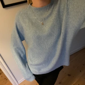 BLÅ STICKAD TRÖJA (tryck it på köp nu)💗 - säljer då den inte har kommit till användning🩵bra skick, använd ca 3 gånger🩵storlek M men skulle säga att den passar xs,s med🩵
