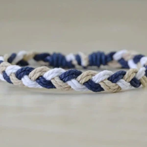 Flätat armband i blått, vitt och beige - Snyggt flätat armband i blått, vitt och beige. Perfekt accessoar för en avslappnad stil. Justerbar storlek med knytband för bästa passform. kan göra den större och mindre.