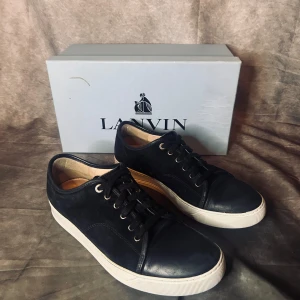 Lanvin toecap sneaker - Mycket fint skick | Size UK 10 vilket motsvarar 44 | Följare får 100 kr rabbat | fraktar spårbart inom 24 timmar med PostNord eller instabox | inget og medföljer |