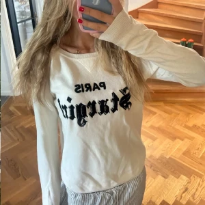Vit långärmad tröja med tryck - Säljer denna tröja köpt från filli så de är exakt den tröja från bilden, så fin, knappt använd av mig💗
