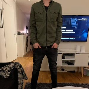 Stone Island overshirt - Äkta stone island overshirt i strl 170 så passar alla runt den längden | person på bild är 170 och den sitter otroligt bra på honom | Perfekt nu till hösten | Nypris runt 3000kr | Fraktar inom 24h och helst via PostNord 👍🏻 