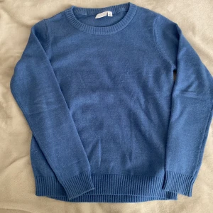 Blå tjocktröjan från Vila - Några tecken på användning. Tröjan är lite knottrig annars inga tecken på användning. Hals hålet är lite större än vanligt. Skicka för bilder eller om frågor. Öppen för prisförslag💕